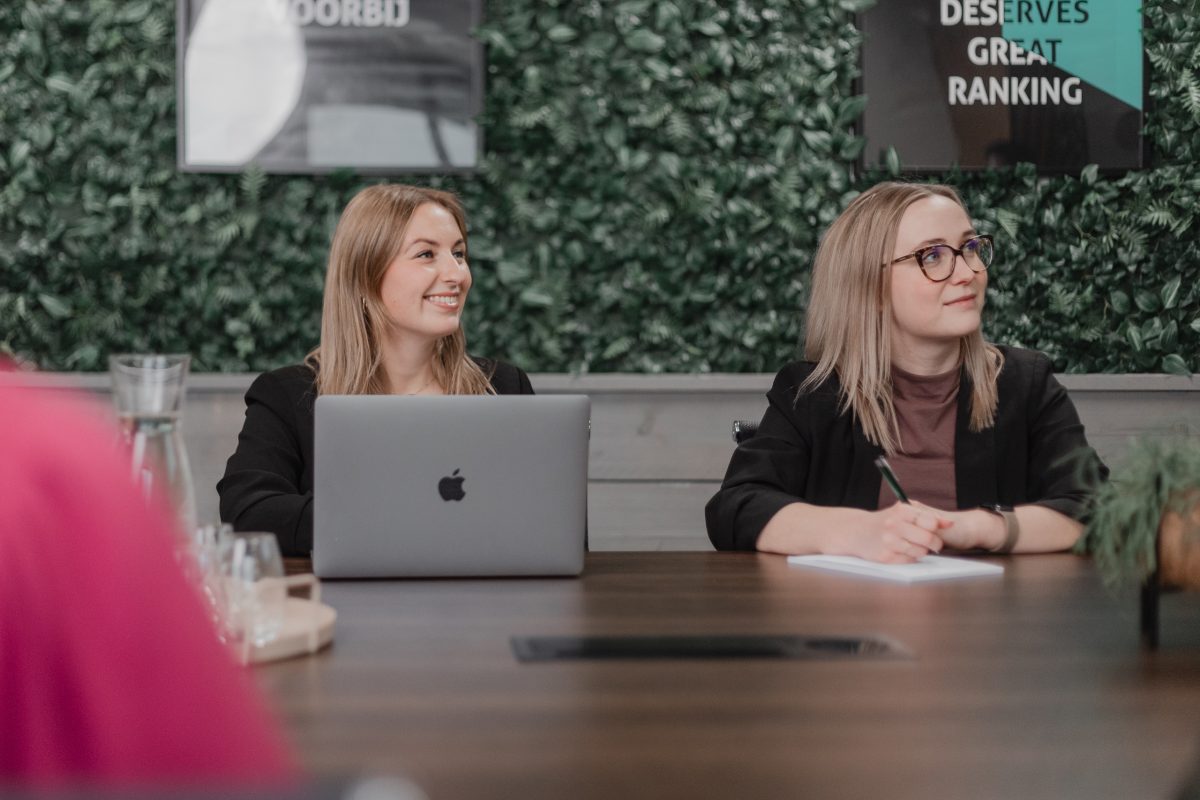 Nina en Lucie kijkend naar een presentatie