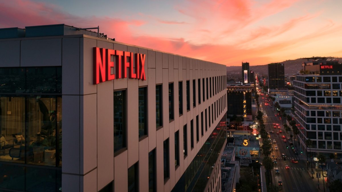 Afbeelding waarbij merkidentiteit van Netflix op een gebouw wordt getoond
